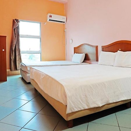 Hotel Oyo 90598 Living House C0 Kuching Exterior foto