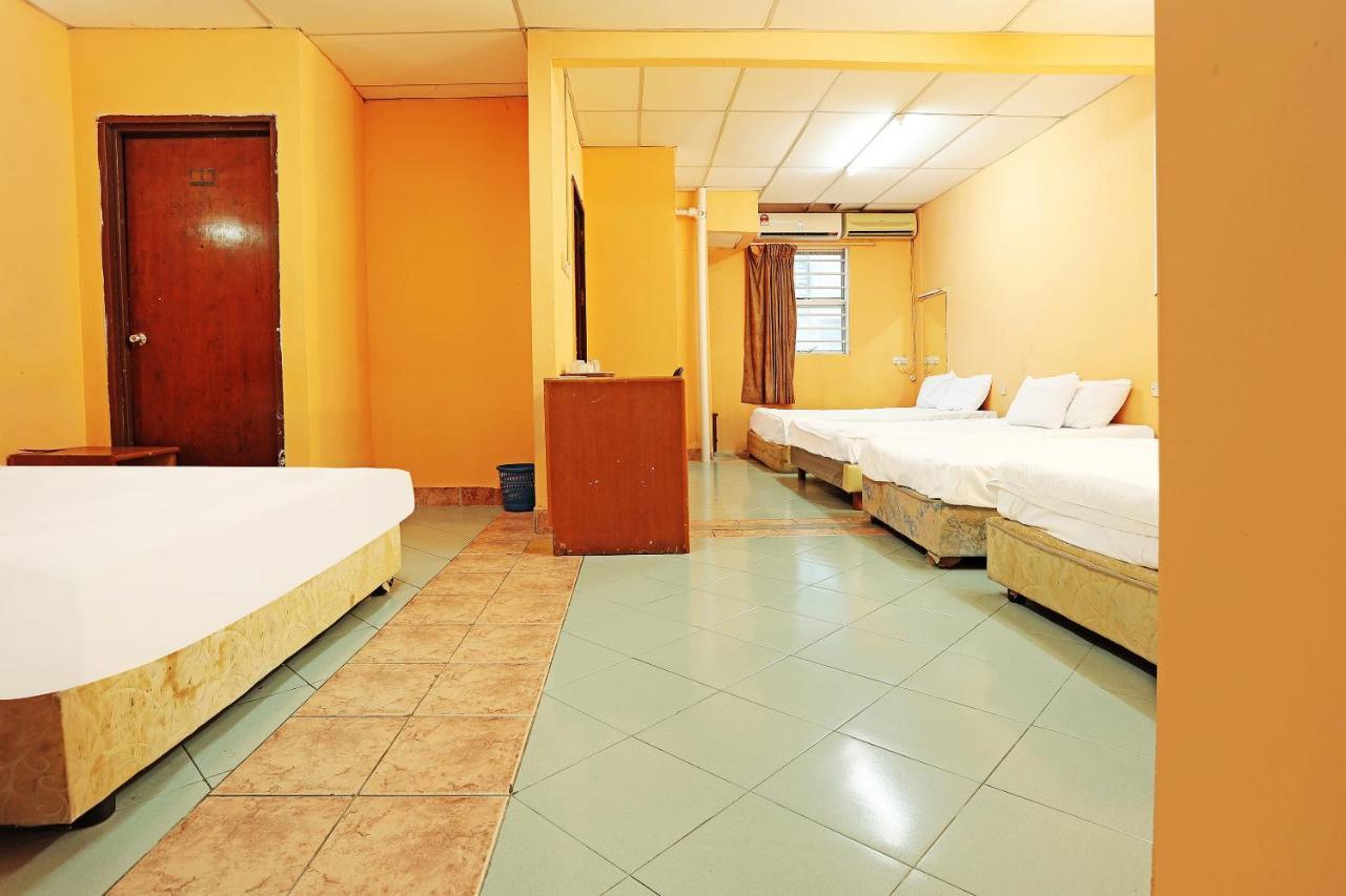 Hotel Oyo 90598 Living House C0 Kuching Exterior foto
