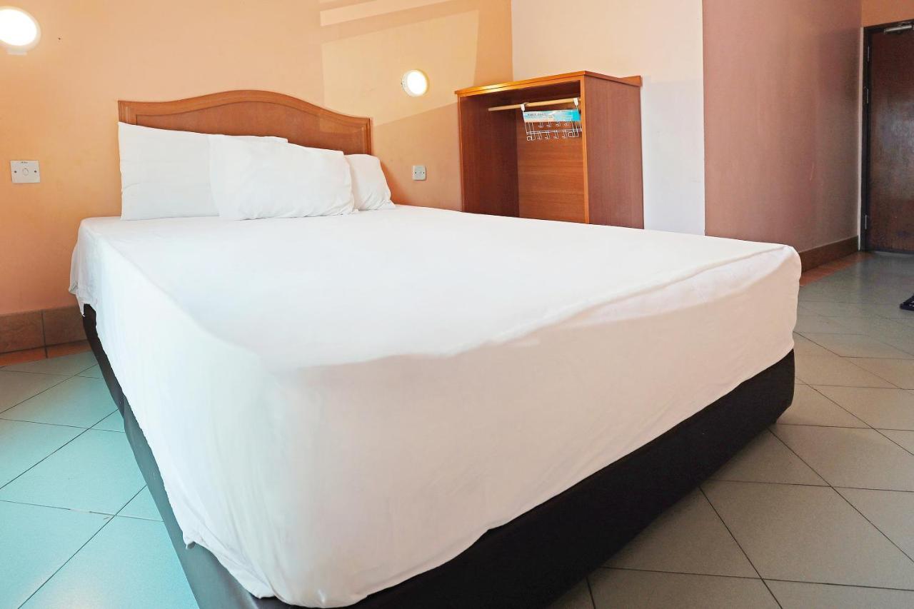 Hotel Oyo 90598 Living House C0 Kuching Exterior foto