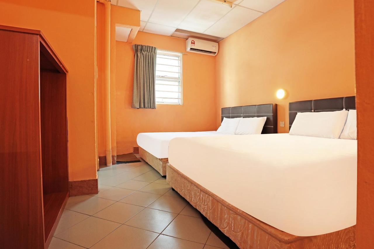 Hotel Oyo 90598 Living House C0 Kuching Exterior foto