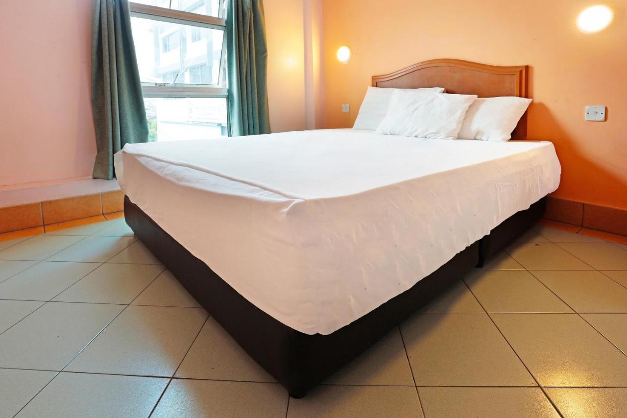 Hotel Oyo 90598 Living House C0 Kuching Exterior foto