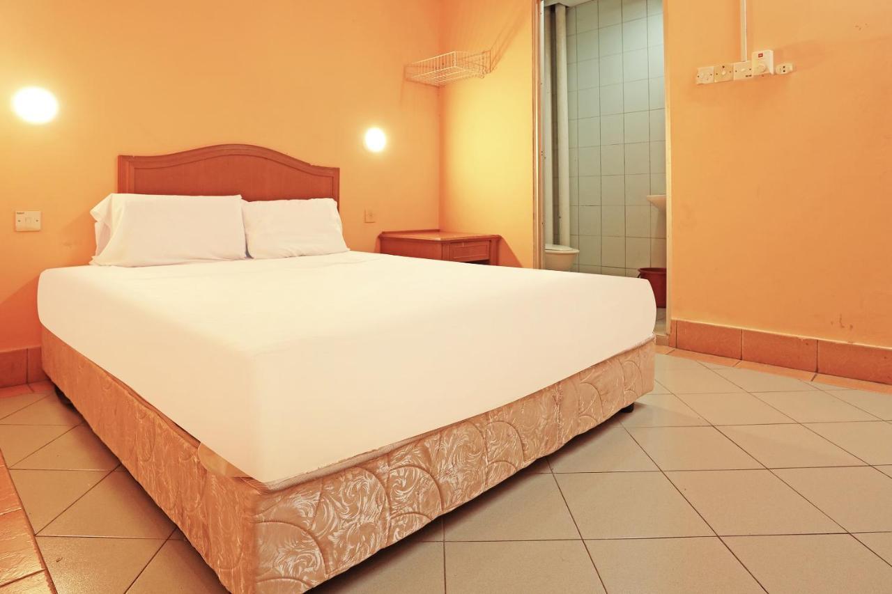Hotel Oyo 90598 Living House C0 Kuching Exterior foto